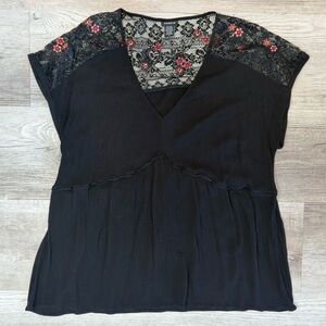 Torrid Black Top with Lace and Floral Accents cap sleeves Women’s Size 3X 3